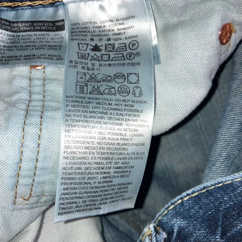 Levis preowned broken